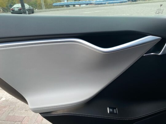 TESLA Model S 4