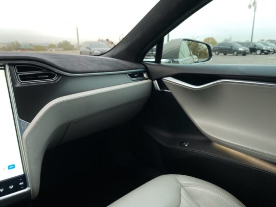 TESLA Model S 5
